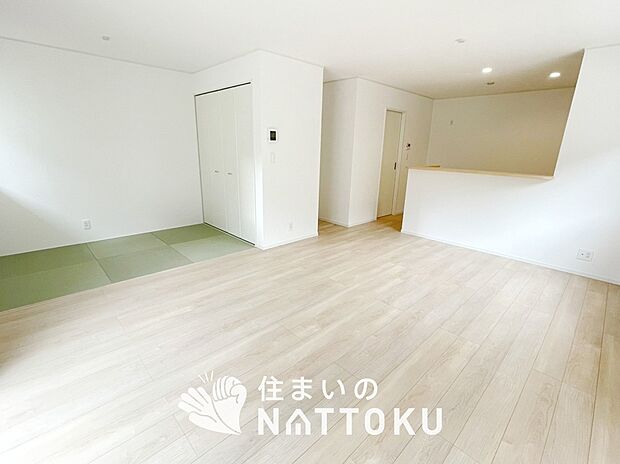 現地写真（リビング）
フローリング材には、木目、色調など木材特有の風合いがあり、ナチュラルな美しさになっています。
