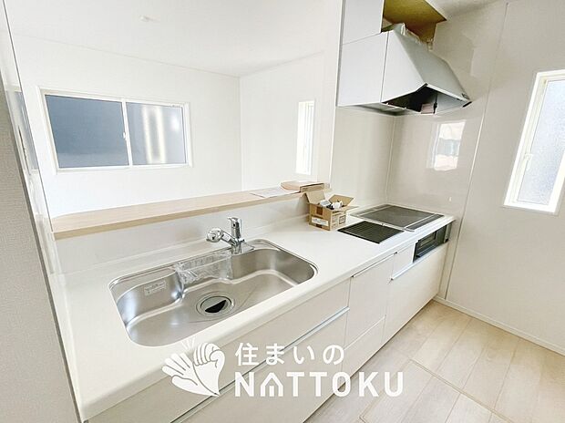 現地写真（キッチン）
収納たっぷりのシステムキッチン、浄水器付水栓を標準装備しています。
