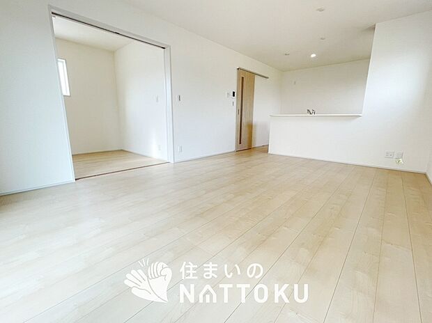 現地写真（リビング）
フローリング材には、木目、色調など木材特有の風合いがあり、ナチュラルな美しさになっています。
