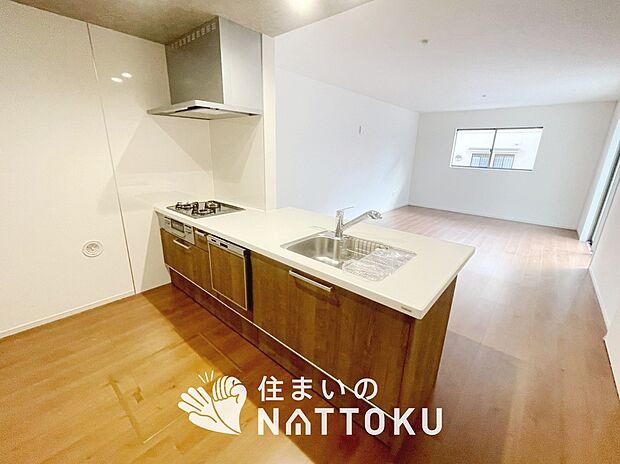 現地写真（キッチン）
収納たっぷりのシステムキッチン、浄水器付水栓を標準装備しています。
