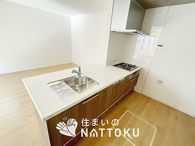 現地写真(キッチン)
収納たっぷりのシステムキッチン、浄水器付水栓を標準装備しています。