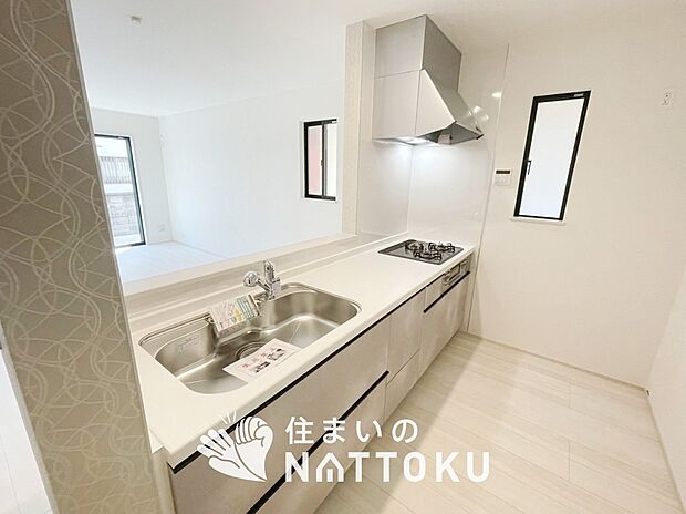 現地写真(キッチン)
収納たっぷりのシステムキッチン、浄水器付水栓を標準装備しています。