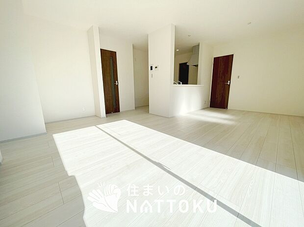 現地写真（リビング）
フローリング材には、木目、色調など木材特有の風合いがあり、ナチュラルな美しさになっています。