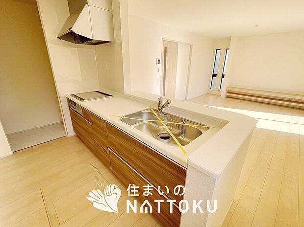 現地写真（キッチン）
収納たっぷりのシステムキッチン、浄水器付水栓を標準装備しています。