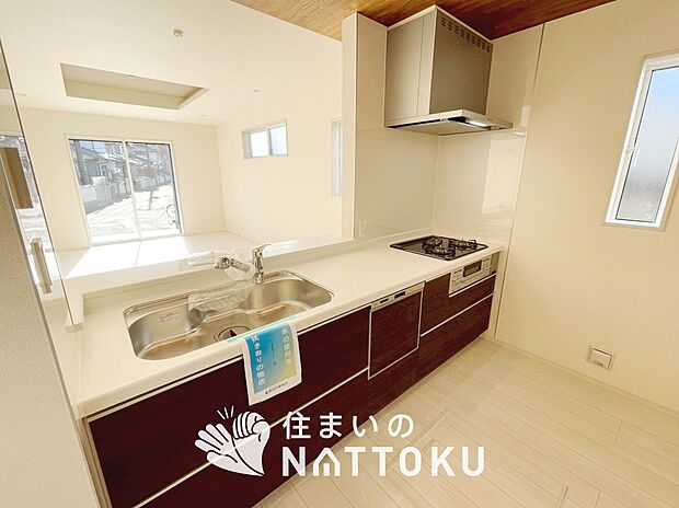 現地写真(キッチン)
収納たっぷりのシステムキッチン、浄水器付水栓を標準装備しています。