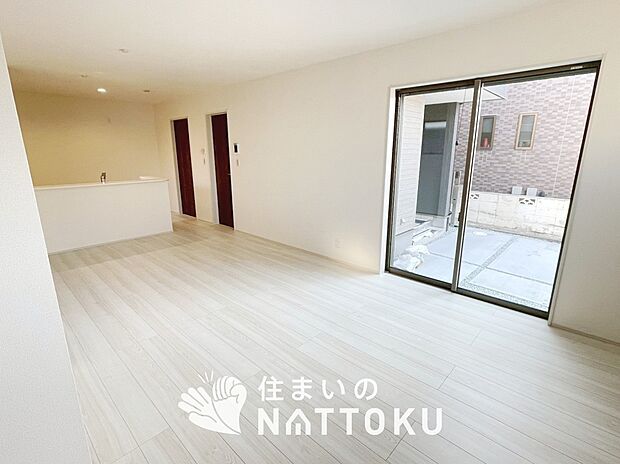 現地写真(リビング)
フローリング材には、木目、色調など木材特有の風合いがあり、ナチュラルな美しさになっています。