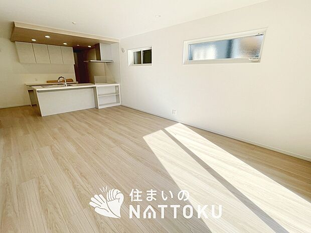 現地写真(リビング)
フローリング材には、木目、色調など木材特有の風合いがあり、ナチュラルな美しさになっています。