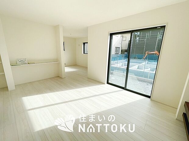 現地写真(リビング)
フローリング材には、木目、色調など木材特有の風合いがあり、ナチュラルな美しさになっています。