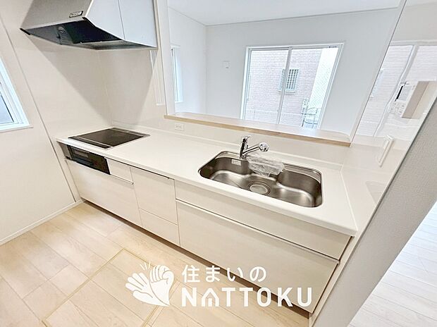 現地写真(キッチン)
収納たっぷりのシステムキッチン、浄水器付水栓を標準装備しています。