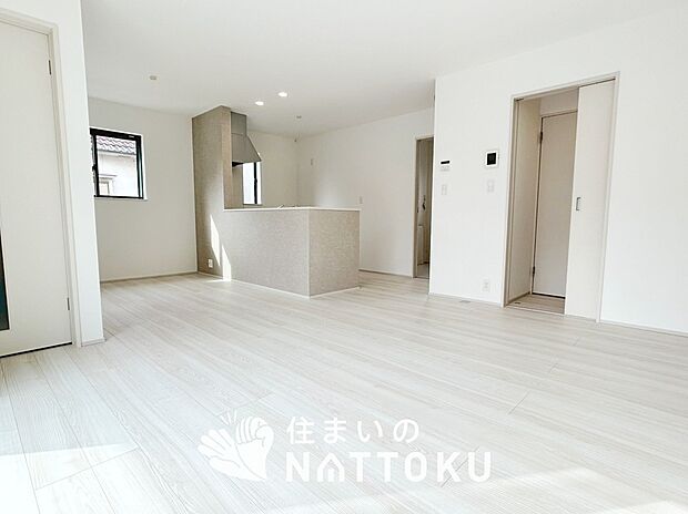 現地写真(リビング)
フローリング材には、木目、色調など木材特有の風合いがあり、ナチュラルな美しさになっています。