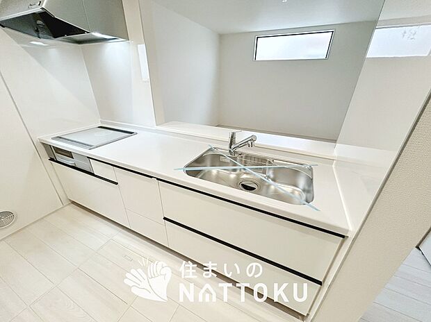 現地写真(キッチン)
収納たっぷりのシステムキッチン、浄水器付水栓を標準装備しています。