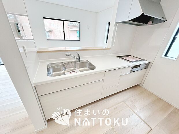 現地写真(キッチン)
収納たっぷりのシステムキッチン、浄水器付水栓を標準装備しています。