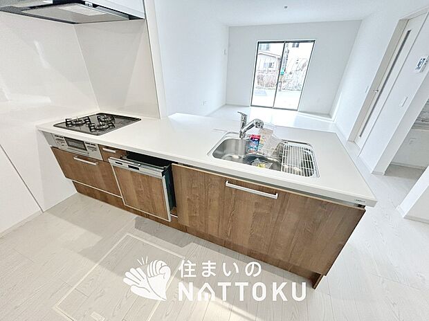 現地写真(キッチン)
収納たっぷりのシステムキッチン、浄水器付水栓を標準装備しています。