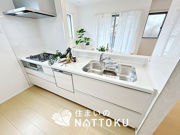 現地写真(キッチン)
収納たっぷりのシステムキッチン、浄水器付水栓を標準装備しています。