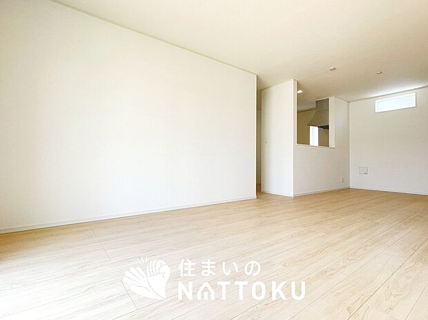 現地写真(リビング)
フローリング材には、木目、色調など木材特有の風合いがあり、ナチュラルな美しさになっています。