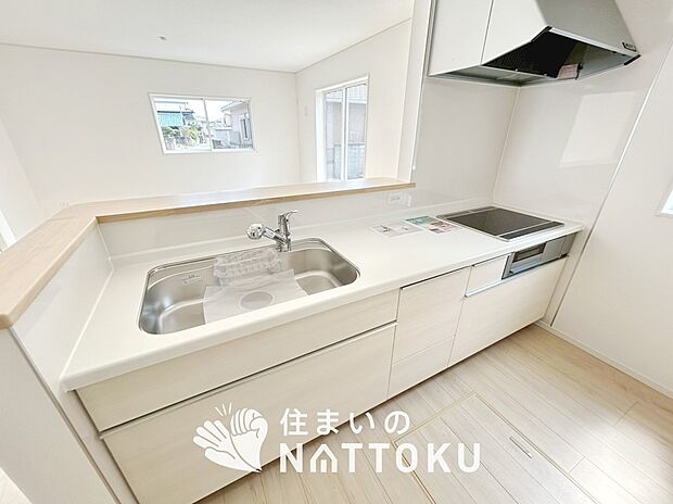現地写真(キッチン)
収納たっぷりのシステムキッチン、浄水器付水栓を標準装備しています。