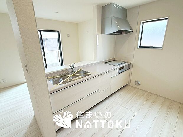 現地写真(キッチン)
収納たっぷりのシステムキッチン、浄水器付水栓を標準装備しています。