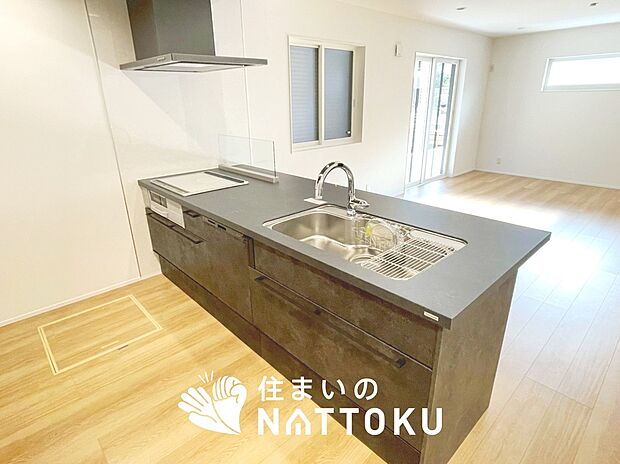 現地写真（キッチン）
収納たっぷりのシステムキッチン、浄水器付水栓を標準装備しています。