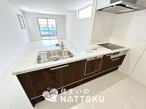 現地写真(キッチン)
収納たっぷりのシステムキッチン、浄水器付水栓を標準装備しています。
