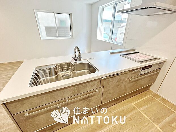 現地写真（キッチン）
収納たっぷりのシステムキッチン、浄水器付水栓を標準装備しています。