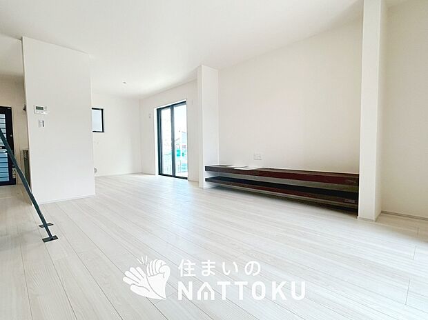 現地写真（リビング）
フローリング材には、木目、色調など木材特有の風合いがあり、ナチュラルな美しさになっています。