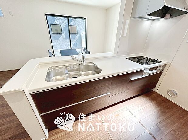 現地写真（キッチン）
収納たっぷりのシステムキッチン、浄水器付水栓を標準装備しています。