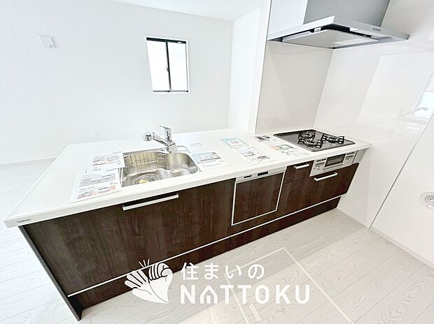 現地写真(キッチン)
収納たっぷりのシステムキッチン、浄水器付水栓を標準装備しています。