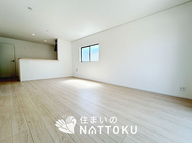 現地写真（リビング）
フローリング材には、木目、色調など木材特有の風合いがあり、ナチュラルな美しさになっています。