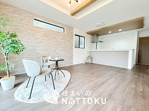 現地写真（リビング）
フローリング材には、木目、色調など木材特有の風合いがあり、ナチュラルな美しさになっています。