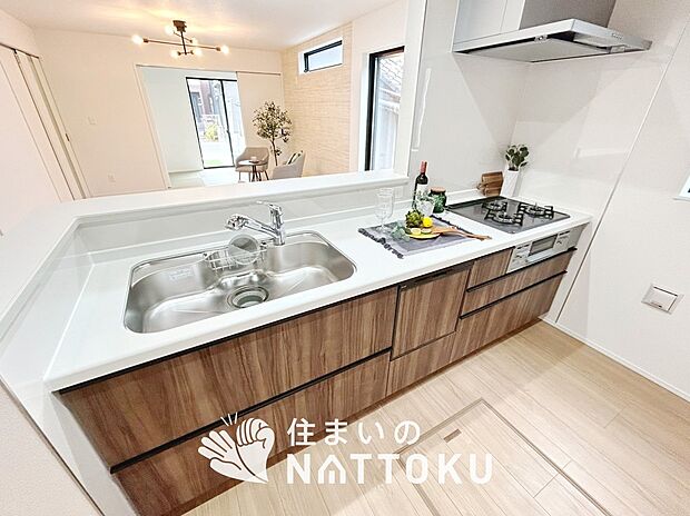 現地写真（キッチン）
収納たっぷりのシステムキッチン、浄水器付水栓を標準装備しています。