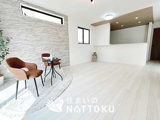 現地写真（リビング）
フローリング材には、木目、色調など木材特有の風合いがあり、ナチュラルな美しさになっています。