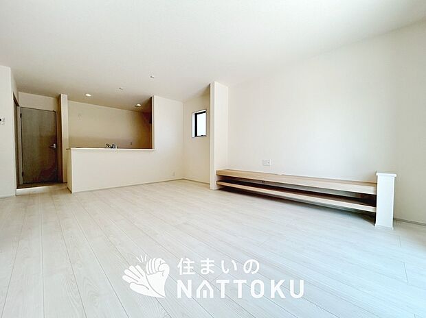 現地写真（リビング）
フローリング材には、木目、色調など木材特有の風合いがあり、ナチュラルな美しさになっています。