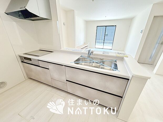 現地写真（キッチン）
収納たっぷりのシステムキッチン、浄水器付水栓を標準装備しています。
