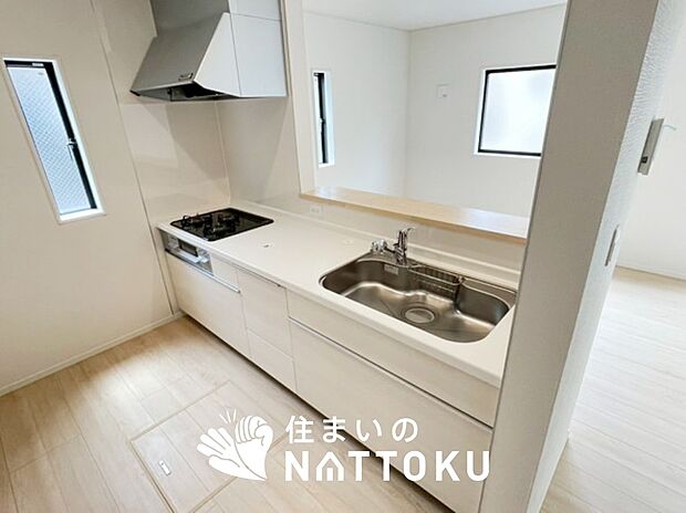現地写真（キッチン）
収納たっぷりのシステムキッチン、浄水器付水栓を標準装備しています。