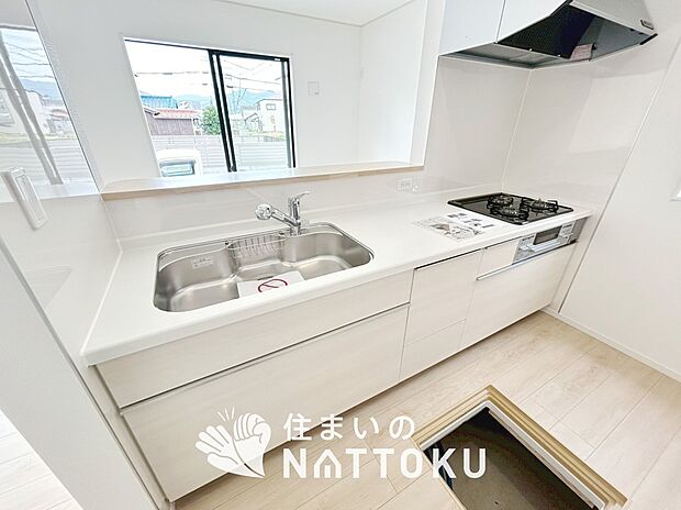 現地写真（キッチン）
収納たっぷりのシステムキッチン、浄水器付水栓を標準装備しています。