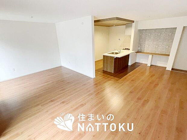 現地写真（リビング）
フローリング材には、木目、色調など木材特有の風合いがあり、ナチュラルな美しさになっています。