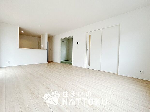 現地写真(リビング)
フローリング材には、木目、色調など木材特有の風合いがあり、ナチュラルな美しさになっています。