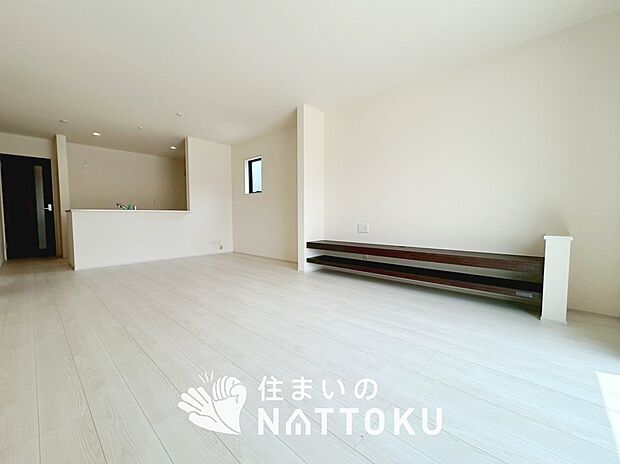 現地写真(リビング)
フローリング材には、木目、色調など木材特有の風合いがあり、ナチュラルな美しさになっています。