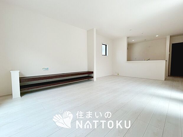 現地写真(リビング)
フローリング材には、木目、色調など木材特有の風合いがあり、ナチュラルな美しさになっています。