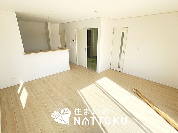 現地写真(リビング)
フローリング材には、木目、色調など木材特有の風合いがあり、ナチュラルな美しさになっています。