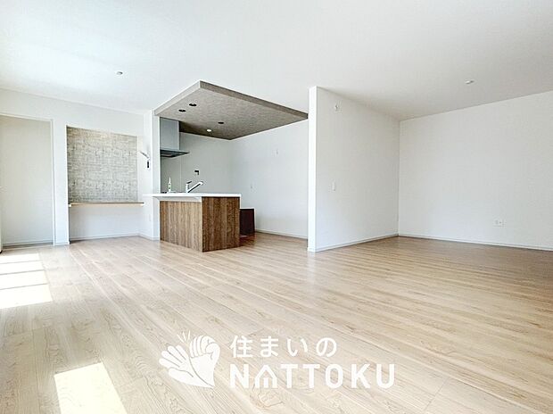 現地写真(リビング)
フローリング材には、木目、色調など木材特有の風合いがあり、ナチュラルな美しさになっています。