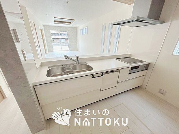 現地写真(キッチン)
収納たっぷりのシステムキッチン、浄水器付水栓を標準装備しています。
