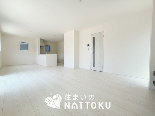 現地写真(リビング)
フローリング材には、木目、色調など木材特有の風合いがあり、ナチュラルな美しさになっています。