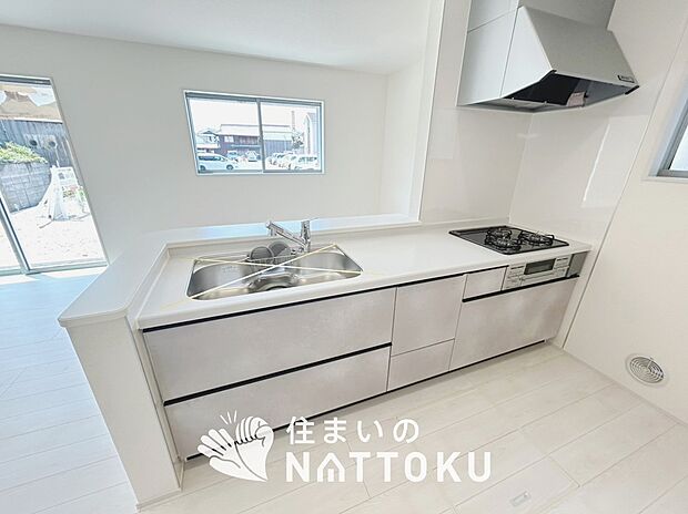 現地写真(キッチン)
収納たっぷりのシステムキッチン、浄水器付水栓を標準装備しています。