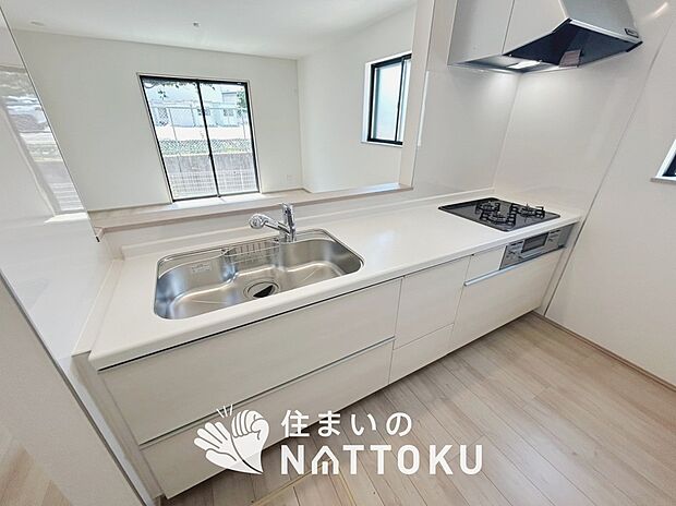 現地写真(キッチン)
収納たっぷりのシステムキッチン、浄水器付水栓を標準装備しています。