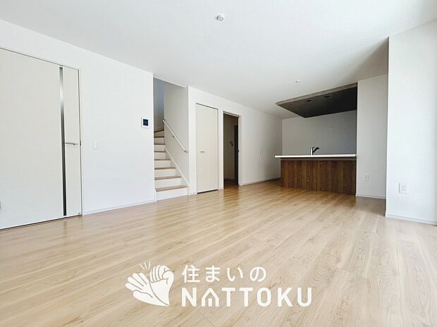 現地写真(リビング)
フローリング材には、木目、色調など木材特有の風合いがあり、ナチュラルな美しさになっています。