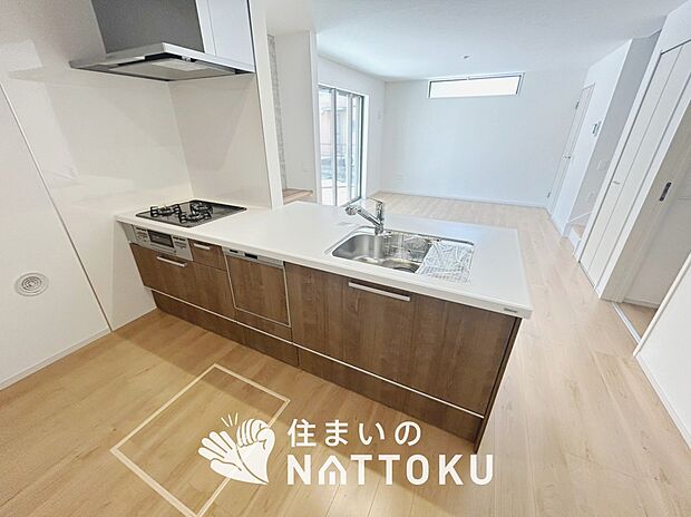 現地写真(キッチン)
収納たっぷりのシステムキッチン、浄水器付水栓を標準装備しています。
