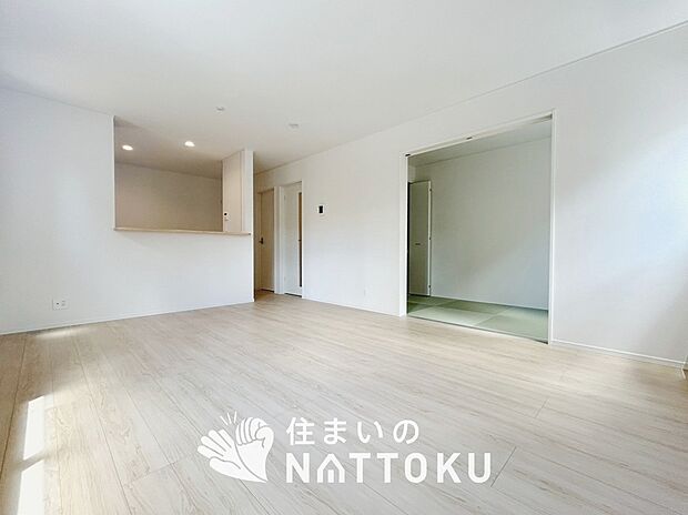 現地写真(リビング)
フローリング材には、木目、色調など木材特有の風合いがあり、ナチュラルな美しさになっています。