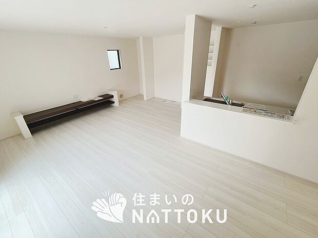 現地写真(リビング)
フローリング材には、木目、色調など木材特有の風合いがあり、ナチュラルな美しさになっています。