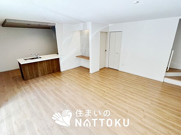 現地写真(リビング)
フローリング材には、木目、色調など木材特有の風合いがあり、ナチュラルな美しさになっています。